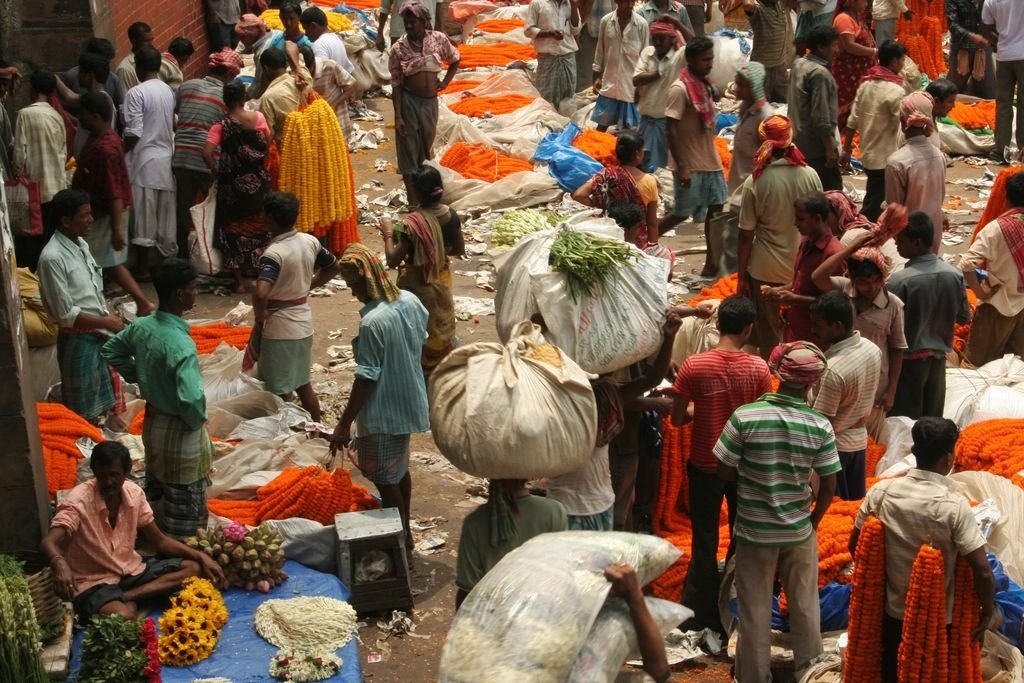 गाजीपुर: सरकारी मदद का इंतजार छोड़ ग्रामीणों ने खुद बना दी करीब 6 किमी सड़क